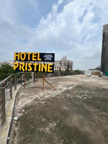 Hotel Pristineに飾ってある許可証、賞状、看板またはその他の書類