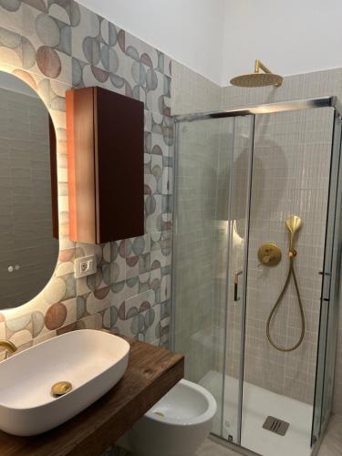 un bagno con doccia, lavandino e WC di Porta Marina Pompei Resort a Pompei