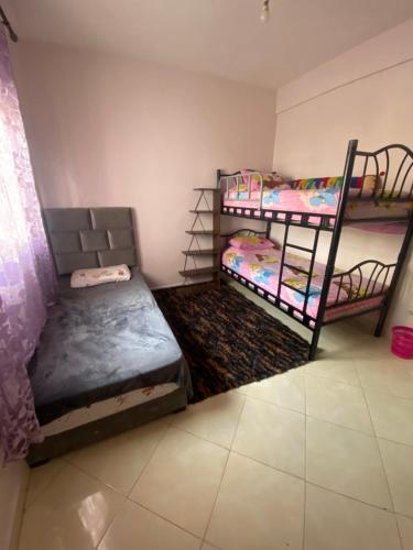 a room with two bunk beds in a room at Appartement confortable et ensoleillée in Aïn Harrouda