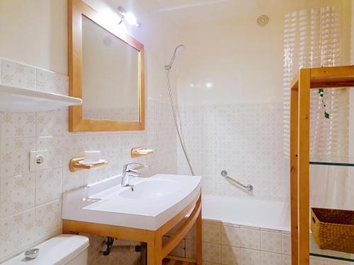 une salle de bain avec un lavabo et une douche dans l'établissement Champs Fleuris CFS7 COSY & VIEW 3 Pers, à Châtel