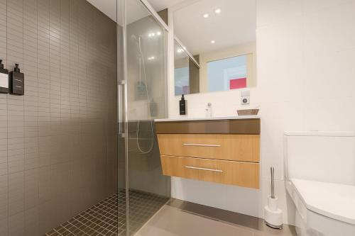 Ένα μπάνιο στο Santillana home vistas mar, parking, tablas de surf y bicicletas