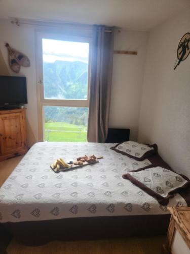 une chambre avec un lit avec une fenêtre et une table dans l'établissement SamoensDt, à Samoëns