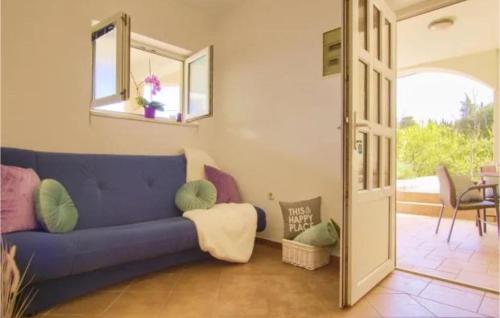 Posezení v ubytování Gorgeous Apartment In Lukoran With House Sea View