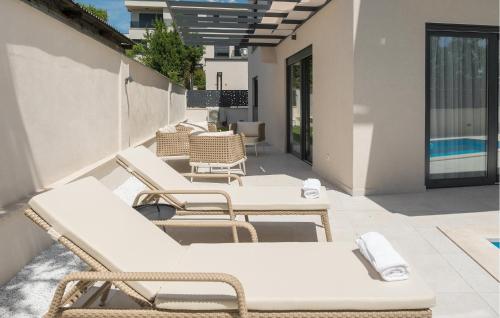 un groupe de chaises et de tables sur une terrasse dans l'établissement Nice Apartment In Tar, à Tar
