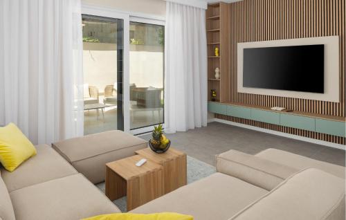 un salon avec un canapé et une télévision dans l'établissement Nice Apartment In Tar, à Tar