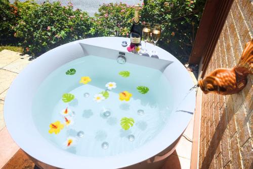 a bath tub with a fish in the water at Papillon パピヨン 瀬底島オーシャンビューゲストハウス in Motobu