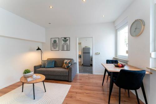 a living room with a couch and a table at Deluxe Koblenz Flat, Parken, Netflix, Ruhig in Bendorf