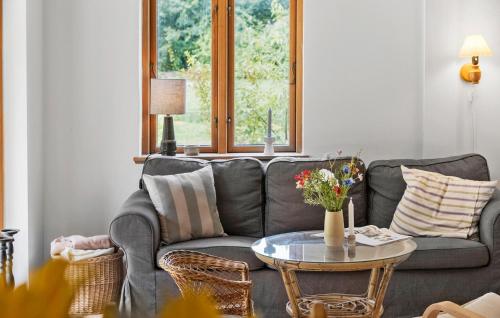 EskebjergにあるBeautiful Home In Eskebjerg With Wifiのソファとテーブルのあるリビングルーム