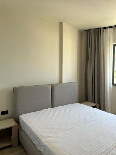 Ένα ή περισσότερα κρεβάτια σε δωμάτιο στο Emera Apartments