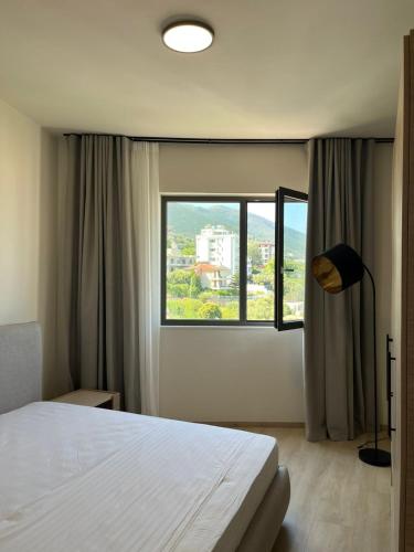 Ένα ή περισσότερα κρεβάτια σε δωμάτιο στο Emera Apartments