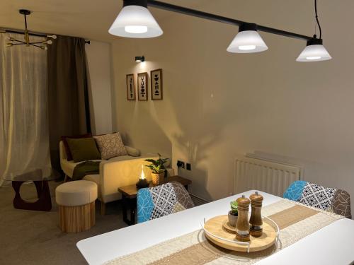 a living room with a table and a couch at Cosy 1-Bed Apartment near Hertfordshire Uni & Hatfield Business Park in Hatfield
