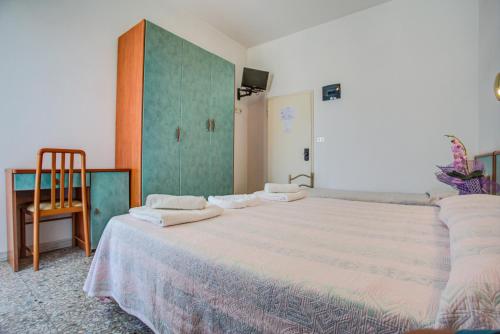 Letto o letti in una camera di Hotel Diamante 5 minuti dalla fiera di rimini CON PARCHEGGIO INCLUSO