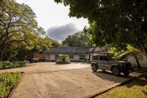 a jeep parked in front of a house at Seringa Lodge & Safaris in White River