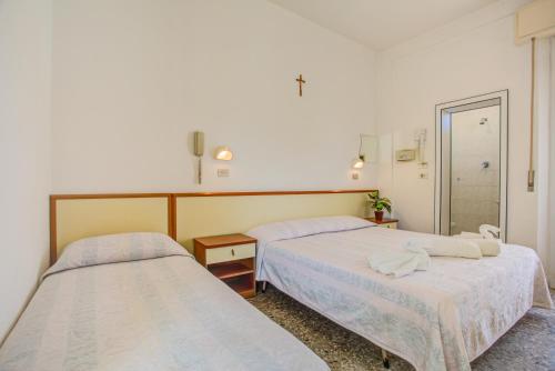Letto o letti in una camera di Hotel Diamante 5 minuti dalla fiera di rimini CON PARCHEGGIO INCLUSO