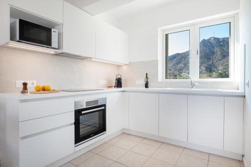 Kuchyň nebo kuchyňský kout v ubytování Einalia Holiday Homes