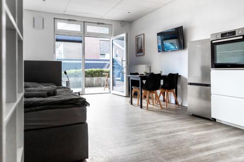 a living room with a couch and a dining room at Apartment mit vier Einzelboxspringbetten - Netflix in Goch