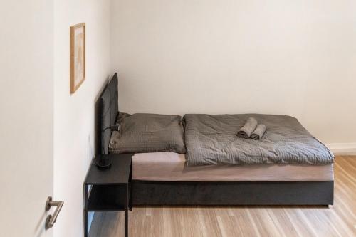 a bed in a room with a flat screen tv at Apartment mit vier Einzelboxspringbetten - Netflix in Goch
