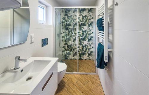 a bathroom with a sink and a shower at Gorgeous Home In Boruja in Boruja