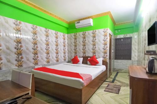 a bedroom with a bed and a tv in a room at Hotel O Krishna Guest House Siliguri Railway Station in Panchanai