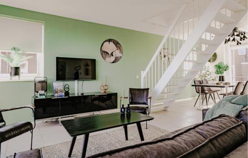 ein Wohnzimmer mit Sofa und Tisch in der Unterkunft Oostergeest Beneden 2 Slaapk in Uitgeest