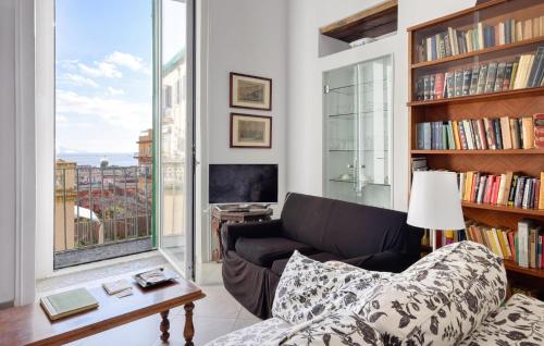 2 Bedroom Cozy Apartment In Napoli