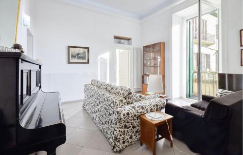 2 Bedroom Cozy Apartment In Napoli