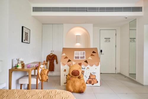 a room with a stuffed animal sitting on the floor at Miyue Shenzhen Blue and White Holy Island Cliff Pool Hotel in Shenzhen
