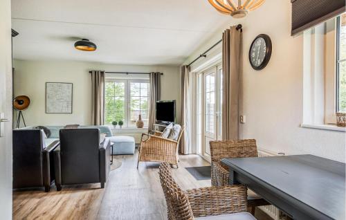 a living room with a table and chairs at 3 Bedroom Cozy Home In Paasloo in Paasloo