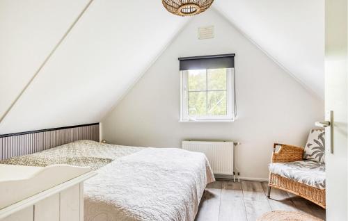 a bedroom with two beds and a window at 3 Bedroom Cozy Home In Paasloo in Paasloo