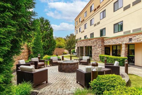 Courtyard by Marriott Oneontaにある庭