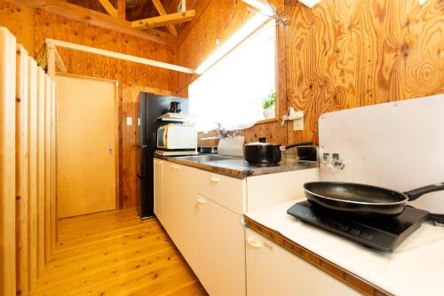 Una cocina o cocineta en すはらシーサイドハウス和歌山