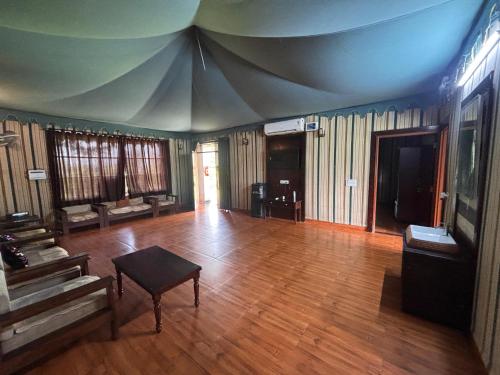 ジャイプールにあるSuryansh Outhouseのテーブルと大きなテントのある広い部屋