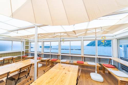 Un restaurante u otro lugar para comer en すはらシーサイドハウス和歌山