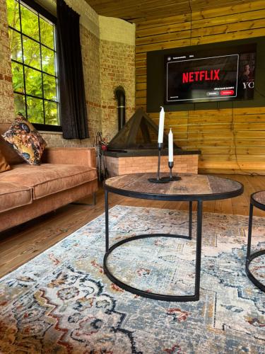 TV a/nebo společenská místnost v ubytování Loft Cosy avec billard et à 10 minutes de l'aéroport de Zaventem