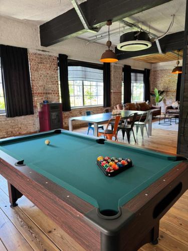 Biliár nebo kulečník v ubytování Loft Cosy avec billard et à 10 minutes de l'aéroport de Zaventem