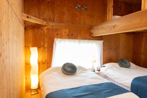 Una cama o camas en una habitación de すはらシーサイドハウス和歌山