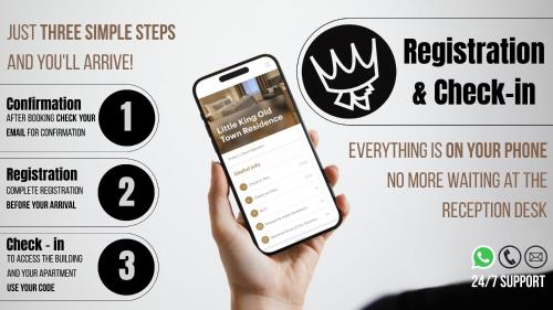 una mano che tiene un telefono con il testo di registrazione e check-in di Old Town Residence by Little King a Praga