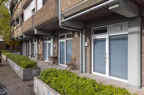 a building with blue blinds on the side of it at Apartment - 3 Einzelbetten - Stellplatz - Netflix in Goch