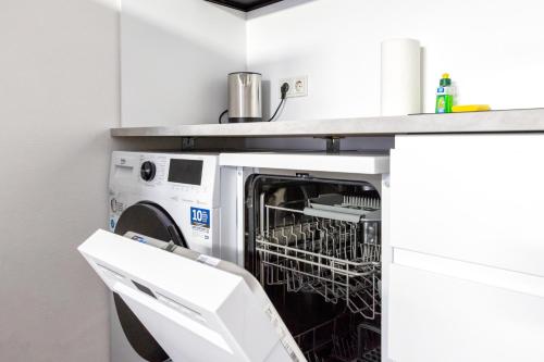 a dishwasher in a kitchen under a counter at Kleines zentrales Apartment in Goch - Netflix in Goch