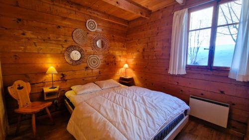 エヴォレーヌにあるChalet Dar El Jebelの丸太小屋のベッドのある寝室