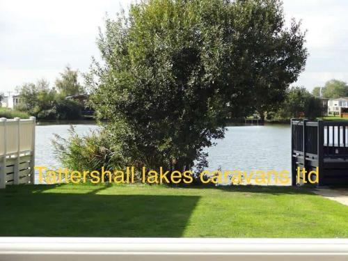 Vaade puhkemaja lähedal voolavale jõele