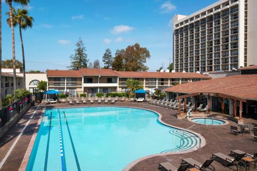 Kolam renang di atau dekat dengan Santa Clara Marriott