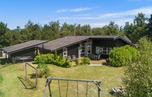 Κήπος έξω από το Awesome Home In Væggerløse With Sauna