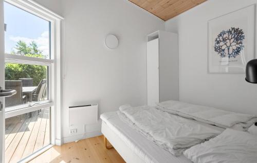 Ένα ή περισσότερα κρεβάτια σε δωμάτιο στο Awesome Home In Væggerløse With Sauna