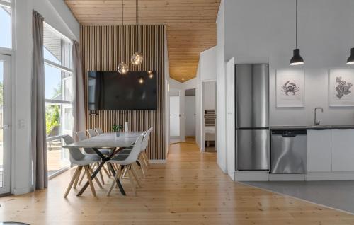 Η κουζίνα ή μικρή κουζίνα στο Awesome Home In Væggerløse With Sauna