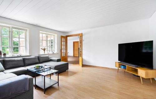 a living room with a couch and a flat screen tv at 3 Bedroom Beautiful Home In Videbæk in Videbæk
