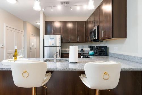 Η κουζίνα ή μικρή κουζίνα στο Stylish 1BR in at the Crossing