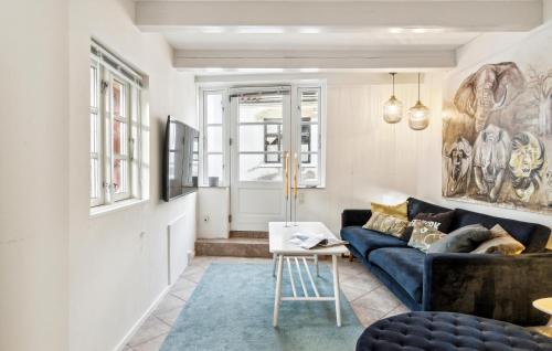 ジルレジェにあるCozy Apartment In Gilleleje With Wifiの青いソファとテーブルのあるリビングルーム
