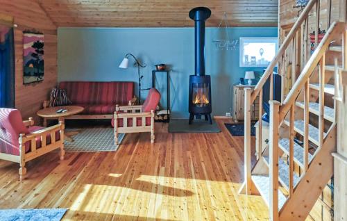 Pet Friendly Home In Snefjord With Sauna في Snøfjord: غرفة معيشة مع موقد خشبي في المنزل