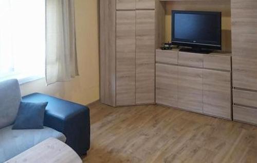 Una sala de estar con un sofá y un televisor de pantalla plana. en 4 Bedroom Stunning Home In Rowy, en Rowy